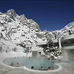 Walliserhof-leukerbad-therme ロイカーバード